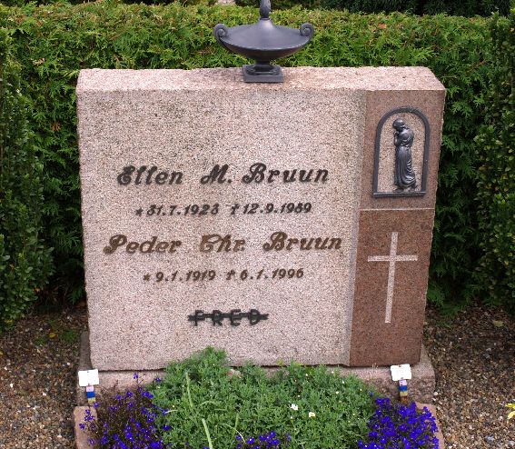 Billede af gravsten på Aalbæk Kirkegård
