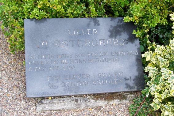 Billede af gravsten på Albæk Kirkegård