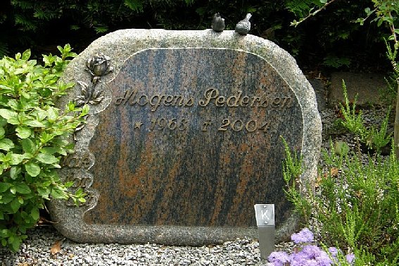Billede af gravsten på Asaa Kirkegård