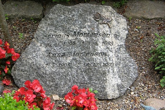 Billede af gravsten på Asaa Kirkegård