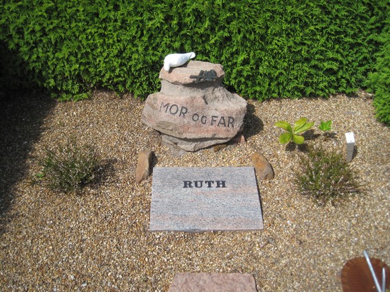 Billede af gravsten på Borris Kirkegård