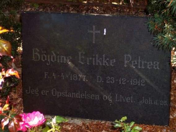 Billede af gravsten på Frederikshavn Kirkegård