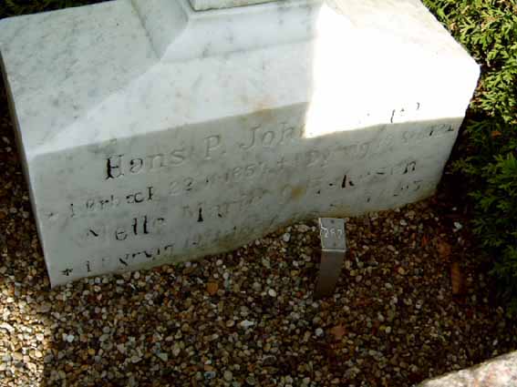 Billede af gravsten på Hoven Kirkegård