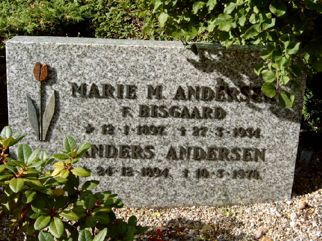 Billede af gravsten på Hoven Kirkegård