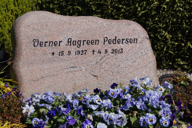 Billede af gravsten på Torslev Kirkegård