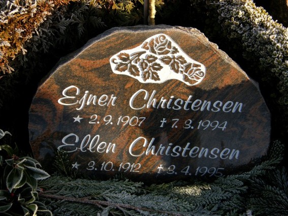 Billede af gravsten på Voer Kirkegård